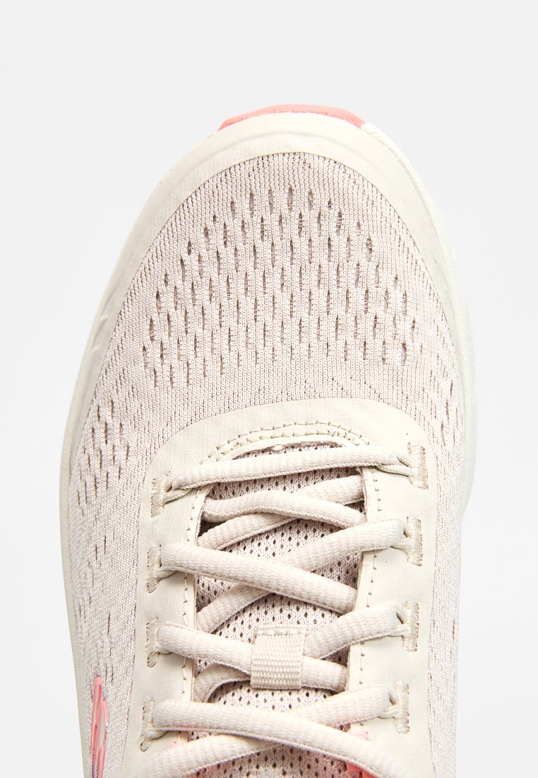 Zapatillas ligeras de malla beige con un upper texturizado, acentos en rosa y puntera redondeada; cuentan con cordones planos y una suela acolchada.