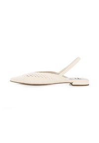 Zapato slingback de punta afilada en material tejido color crema, con detalles troquelados y suela plana con un acento minimalista en el talón.