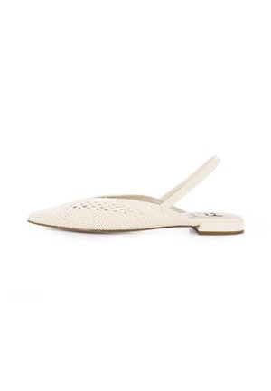 Zapato slingback de punta afilada en material tejido color crema, con detalles troquelados y suela plana con un acento minimalista en el talón.