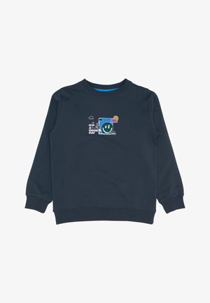 Sweat-shirt bleu marine en mélange de coton avec des poignets côtelés. Il présente un imprimé coloré d'un visage souriant, de nuages et d'un texte disant « C'EST UNE BONNE JOURNÉE. »