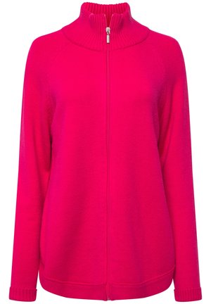 Gilet zippé fuchsia avec un col haut, des poignets côtelés et une coupe décontractée. Fabriqué en tissu doux, il présente une texture lisse et un design léger.