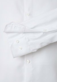 Wit dress shirt met een gladde textuur, button-down kraag en parelknopen op de manchetten, met een klassieke pasvorm en een eenvoudige stijl.