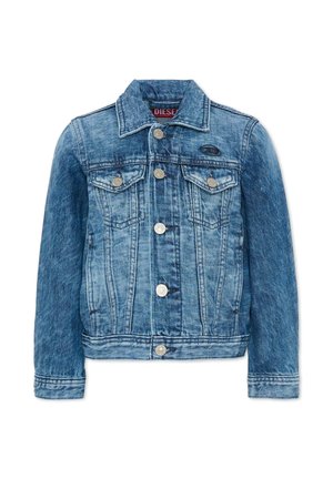 Niebieska kurtka dżinsowa z zapinanymi na guziki kieszeniami na piersi, srebrnymi guzikami z przodu oraz naszywką z logo Diesel po lewej stronie na górze.