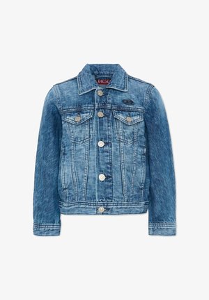 Giacca di jeans blu con tasche sul petto con bottoni, bottoni argento sulla parte anteriore e toppa con logo Diesel sulla parte superiore sinistra.