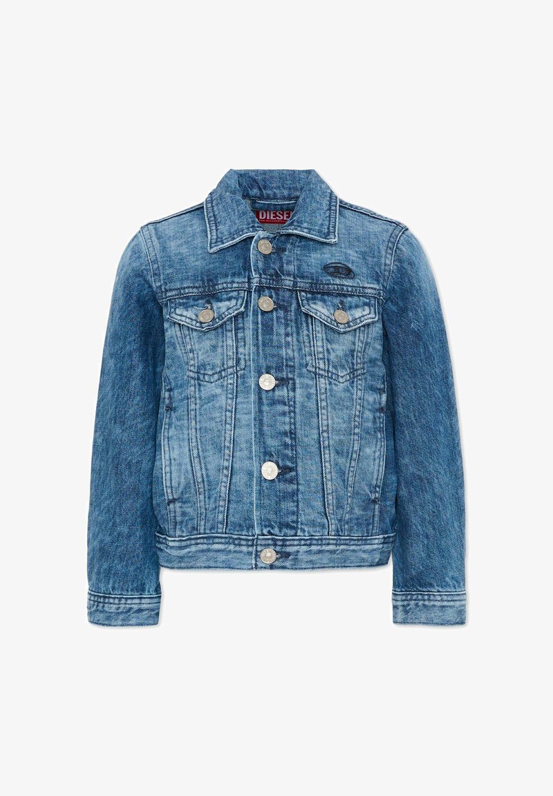 Veste en denim bleu avec poches poitrine à boutons, boutons argentés sur le devant et écusson du logo Diesel sur le côté supérieur gauche.