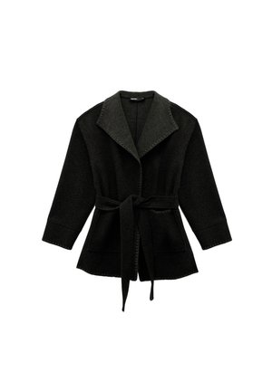 Cardigan in lana nera con collo ampio, maniche lunghe e cintura in vita annodata, caratterizzato da una finitura testurizzata e due tasche frontali.