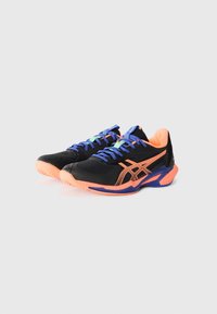 Baskets de sport noires avec des accents orange, tige en maille texturée, lacets violets et bleus, et semelle rose. Présente un logo sur la languette.