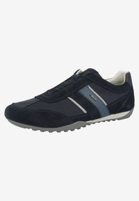 Granatowe sneakersy z zamszowymi i siateczkowymi panelami; posiadają jasnoszare akcenty oraz teksturowaną gumową podeszwę; zaokrąglony czubek i sznurowana konstrukcja.