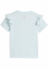 Camisa de niño de manga corta en azul claro con detalles de volantes en las mangas y pequeño logo rosa de Puma cerca del escote en la parte de atrás.