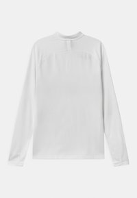 Blusa de manga larga blanca hecha de tela suave, con cuello alto y un pequeño cierre en la parte posterior. Diseño sencillo sin patrones o acentos visibles.
