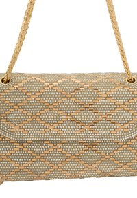 Bead handtas in goud met een gestructureerd oppervlak. Voorzien van een schakelen schouderband en een geometrisch patroon van gouden en zilveren kralen.
