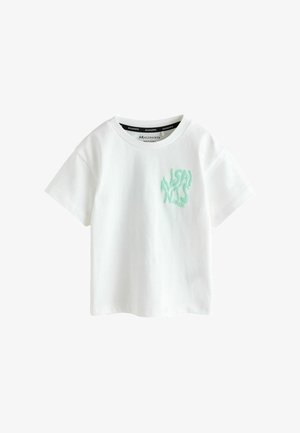 Wit katoenen t-shirt met korte mouwen, voorzien van een mintgroen gestructureerd logo op de linkerborst en een ronde zwarte halslijn.