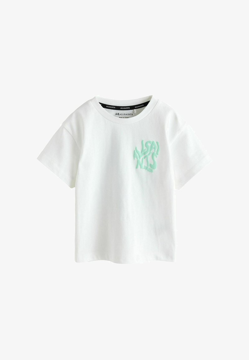 T-shirt en coton blanc à manches courtes, avec un logo texturé vert menthe sur le côté gauche de la poitrine et un col rond noir.