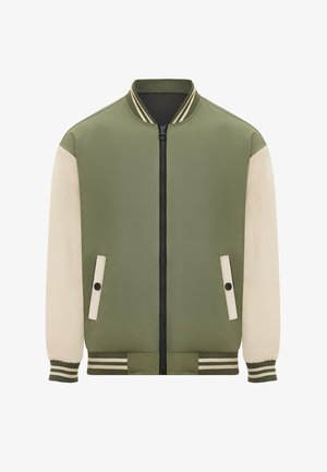 Grøn bomberjakke med cremefarvede ærmer, to sidelommer, sort lynlås, stribede ribkonstruktion på manchetter og krave samt en glat, mat overflade.