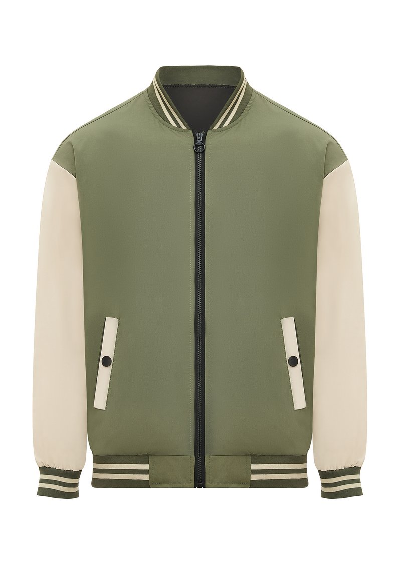 Giacca bomber verde con maniche crema, due tasche laterali, zip nera, polsini e colletto a righe, e una texture liscia e opaca.