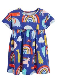 Sukienka z krótkim rękawem w niebieskim kolorze, ozdobiona kolorowymi wzorami tęczy, żyraf, jednorożców oraz abstrakcyjnych kształtów. Szczegół z elastyczną talią.