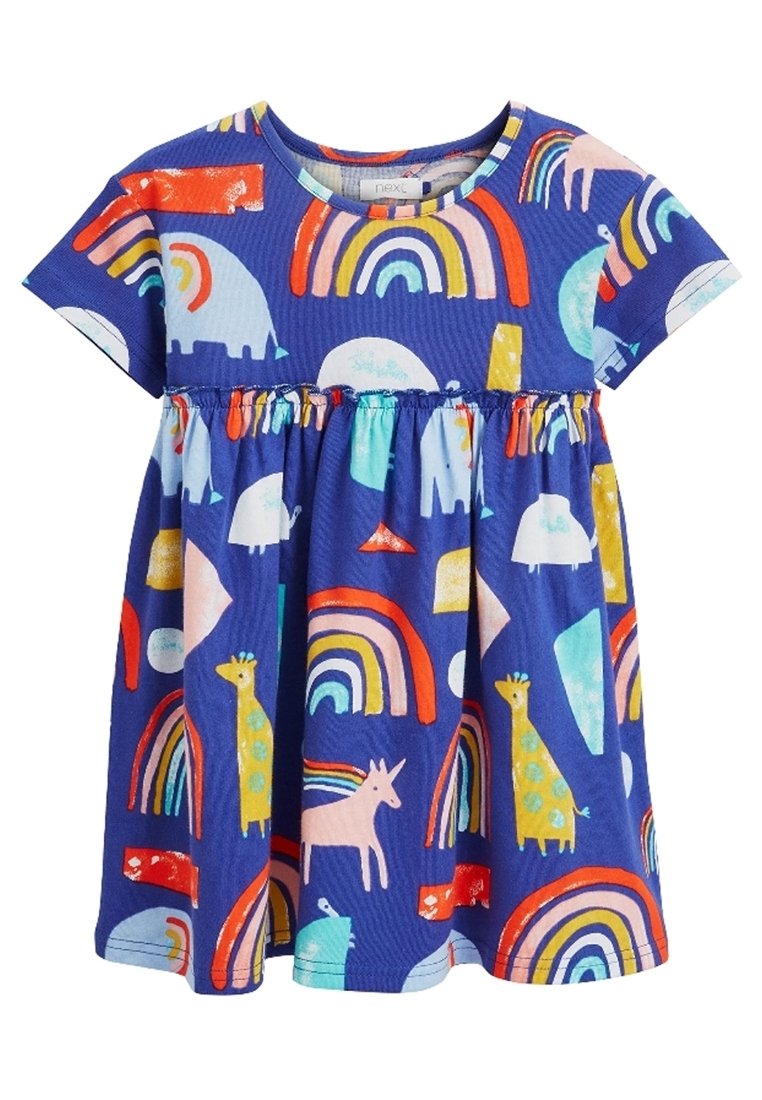 Sukienka z krótkim rękawem w niebieskim kolorze, ozdobiona kolorowymi wzorami tęczy, żyraf, jednorożców oraz abstrakcyjnych kształtów. Szczegół z elastyczną talią.