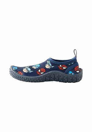 Kinderslip-on schoen met marineblauw stof met gezichten van Captain America en Spider-Man, een gestructureerde zwarte zool en een hieltrekband.