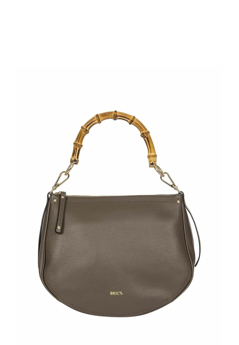 Sac à main en cuir gris doux avec une forme courbée, doté d'une poignée en bambou et d'un zip doré, marqué "BRIC'S" en doré.