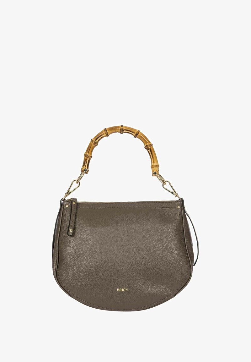 Sac à main en cuir gris doux avec une forme courbée, doté d'une poignée en bambou et d'un zip doré, marqué "BRIC'S" en doré.