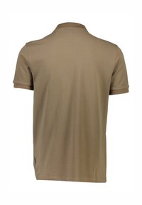 Valkoinen t-paita vaaleanruskeana, tummanruskealla kauluksella. Valmistettu sileästä kankaasta, siinä on suora helma ja vähäiset suunnitteluyksityiskohdat.