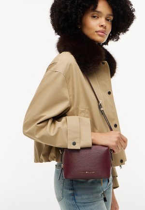 Tommy Hilfiger, MODERN CAMERA BAG - Τσάντα χιαστί - bordeaux