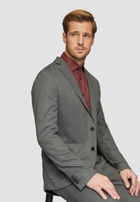 Szary marynarka w teksturze z dwoma guzikami, zestawiona z bordową koszulą na guziki. Slim fit z subtelnymi detalami na klapach i mankietach.