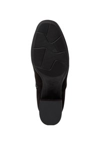 Suela de bota de ante negra con una suela de goma texturizada y un patrón de zigzag, y diseño de punta cerrada. Robusta, con un tacón bajo.