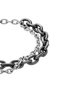 Nerezový řetězový náramek s propletenými černými a stříbrnými články, který zobrazuje směs texturovaných a leštěných povrchů různých velikostí.