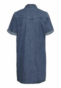 Robe en denim bleu à manches courtes avec poignets retournés, col et couture de l’empiècement dos, vue de dos sur fond blanc.