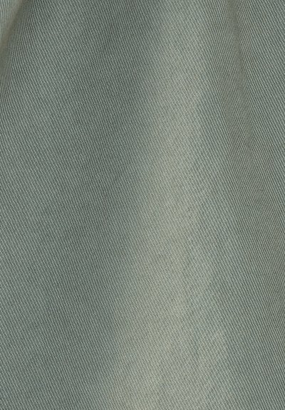 Nærbillede af gråt stof med fin lodret ribbet tekstur og lette folder.