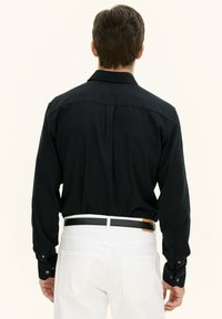 Oscar Jacobson REG FIT CUT AWAY BRUSHED - Camicia - black