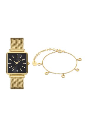 Gold Mesh-Armbanduhr mit schwarzem Zifferblatt, quadratischem Gehäuse, silbernen Akzenten und Strassmarkierungen. Passendes goldenes Kettenarmband mit runden Charms.