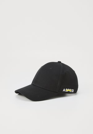 Gorra de béisbol negra hecha de tela con visera curva. Presenta un logo bordado en blanco y amarillo en el lateral. Diseño simple y estructurado.
