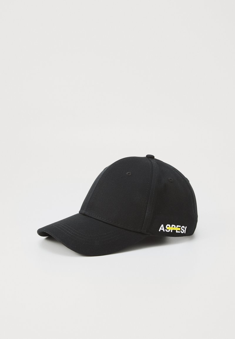 Cappellino da baseball nero in tessuto con visiera curva. Presenta un logo ricamato bianco e giallo sul lato. Design semplice e strutturato.