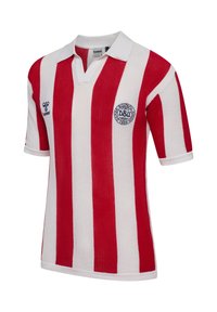 Rød og hvid vertically striped strikket fodboldtrøje med hvid krave, Hummel-logo på venstre bryst og Dansk Boldspil-Union-emblem på højre bryst.