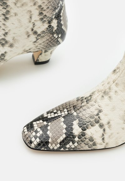 MSGM PYTHON HIGH BOOTS - Bottes - milk/black