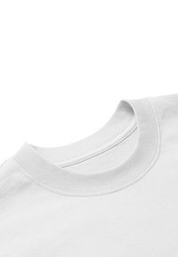 Hvid bomulds t-shirt med en rund halsudskæring. Har en ribbet halskant og en ensartet tekstur, vist fra en vinkel mod en hvid baggrund.