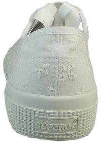 Sneaker bianca in tela con ricami floreali, suola testurizzata e tacco basso. Logo del marchio visibile sul retro. Cinghie elastiche per una facile indossabilità.