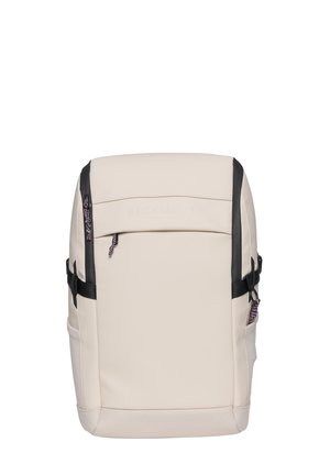 Lys beige ryggsekk med rektangulær form, svarte glidelåsdetaljer, frontlomme med glidelås og sidedeler i netting, vist forfra.
