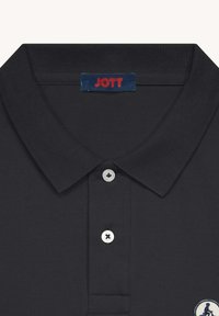 Marineblaues Baumwoll-Polohemd mit klassischen Kragen, drei weißen Knöpfen und einem runden Logo auf der linken Seite. Glatte Textur mit gewebtem Finish.