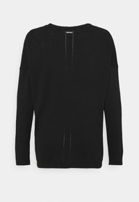 Czarna bluzka z długim rękawem wykonana z miękkiego materiału, z okrągłym dekoltem, opuszczonymi ramionami oraz pionowym przeszyciem z tyłu.