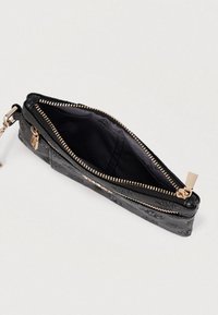 Μαύρο δερμάτινο τσαντάκι με διακοσμημένο εξωτερικό, χρυστό φερμουάρ και μαύρη εσωτερική επένδυση. Συμπαγής σχεδιασμός κατάλληλος για μικρά αντικείμενα.