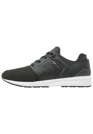 Czarny niski sneaker z białą podeszwą, sznurowaniem z przodu, bocznym suwakiem i wyściełanym kołnierzem do codziennego noszenia.