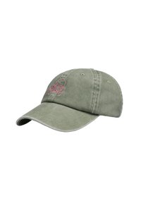 Gorra de béisbol verde oliva con visera curva y diseño de calavera y huesos cruzados bordado en rosa en la parte frontal. La tela tiene un acabado texturizado.