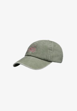 Gorra de béisbol verde oliva con visera curva y diseño de calavera y huesos cruzados bordado en rosa en la parte frontal. La tela tiene un acabado texturizado.