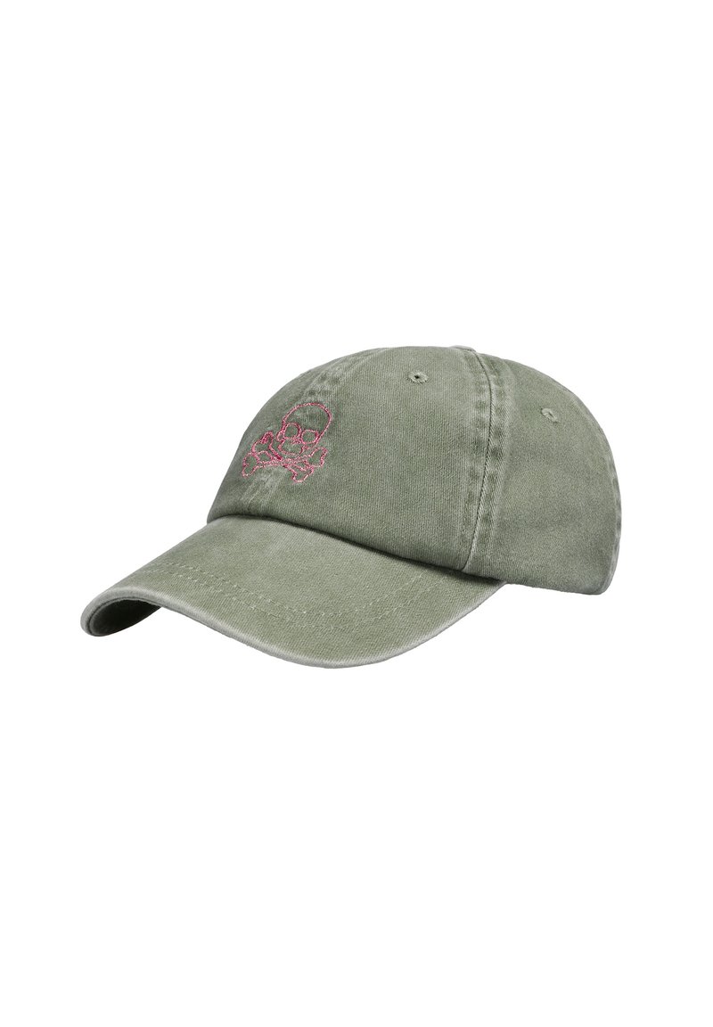 Gorra de béisbol verde oliva con visera curva y diseño de calavera y huesos cruzados bordado en rosa en la parte frontal. La tela tiene un acabado texturizado.