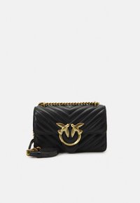 Svart läderhandväska med quiltad chevron-design, guldfärgad fågelformad detalj och kedjerem, med klaffstängning.