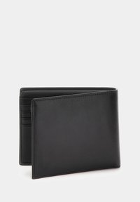 Portefeuille en cuir noir avec une texture lisse, présentant plusieurs emplacements pour cartes et un design pliable, présenté en position ouverte.