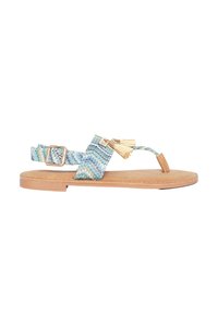 Sandalo open-toe con suola piatta marrone. Caratterizzato da una fascia intrecciata blu con nappine e dettaglio con fibbia. Soletta liscia e strutturata.